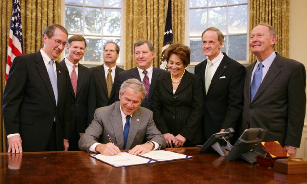 Prezident Bush podpisuje v roku 2007 zákon Internet Tax Freedom Act Amendments Act, čím nulové zdanenie internetového obchodu predlžuje na ďalších 7 rokov. Zdroj: House.gov